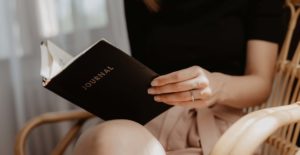 zdjęcie Francuska Literka, journal w rękach