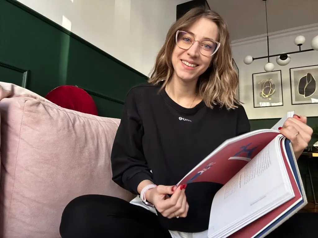 Recenzja I tomu Wychowania przez sztukę Francuska Literka