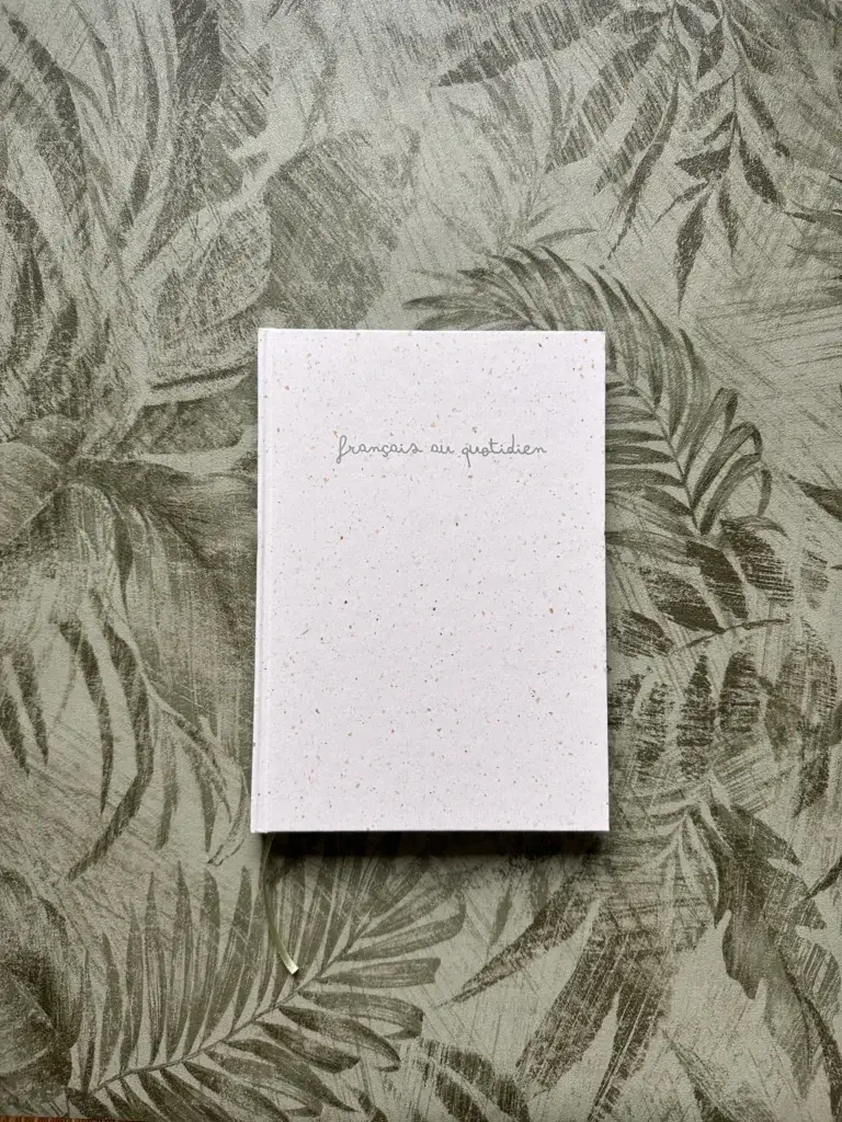 planer na tle zielonym francais au quotidien